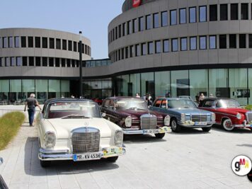 Oldtimer-Limousininen verschiedener Generationen parken vor moderner Architektur bei der ADAC Oldtimerfahrt Hessen-Thüringen