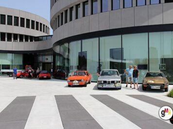 Oldtimer-Limousinen und Kompaktwagen aus den 1970ern und 1980ern vor moderner Gebäudearchitektur zur ADAC Oldtimerfahrt Hessen-Thüringen