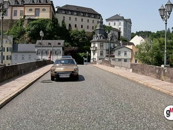 Oldtimer-Sportwagen auf historischer Brücke vor Schloss und Altstadt während der ADAC Oldtimerfahrt Hessen-Thüringen