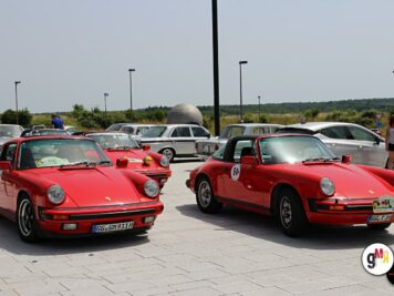 Zwei rote Porsche-Sportwagen nebeneinander auf einem Parkplatz bei der ADAC Oldtimerfahrt Hessen-Thüringen