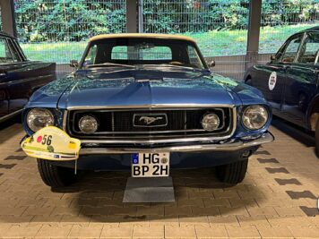 Ford Mustang mit Startnummer zur ADAC Oldtimerfahrt Hessen-Thüringen, umgeben von weiteren Oldtimern in Halle