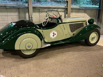 Grünes Oldtimer-Cabrio mit Beiwagen auf Parkplatz bei der ADAC Oldtimerfahrt Hessen-Thüringen