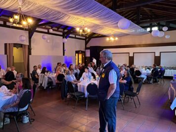 Festlich dekorierter Veranstaltungsraum mit Gästen bei Gala-Dinner der ADAC Oldtimerfahrt Hessen-Thüringen