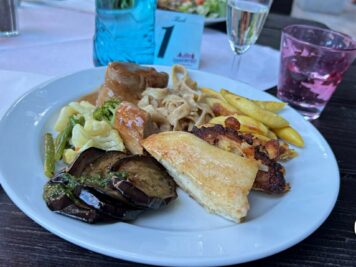 Gedeckter Tisch mit Fleischgericht, Gemüse und Pommes bei der ADAC Oldtimerfahrt Hessen-Thüringen