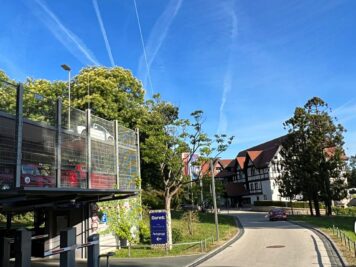 Moderne Boxen und Fachwerkgebäude säumen die Zufahrt zur ADAC Oldtimerfahrt Hessen-Thüringen