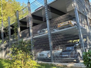 Mehrgeschossiges Parkhaus mit verschiedenen Oldtimern und Youngtimern während der ADAC Oldtimerfahrt Hessen-Thüringen
