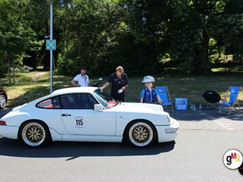 Weißer Oldtimer-Sportwagen mit Startnummer an der ADAC Oldtimerfahrt Hessen-Thüringen, Fahrer und Betreuer bei der Kontrolle
