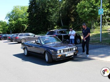 BMW Cabrio mit offener Motorhaube auf Parkplatz, Organisatoren und Teilnehmer bei der ADAC Oldtimerfahrt Hessen-Thüringen