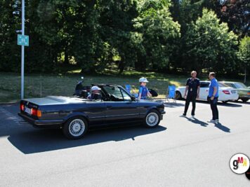 Dunkelblaues Oldtimer-Cabrio auf Parkplatz mit Besuchern und weiteren Fahrzeugen bei ADAC Oldtimerfahrt Hessen-Thüringen