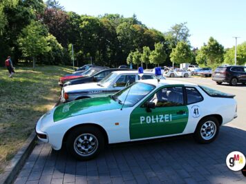 Klassischer Polizei-Oldtimer in Weiß-Grün auf Parkplatz mit weiteren Fahrzeugen zur ADAC Oldtimerfahrt Hessen-Thüringen