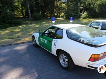 Polizei-Oldtimer in weiß-grüner Lackierung auf Kopfsteinpflaster bei der ADAC Oldtimerfahrt Hessen-Thüringen