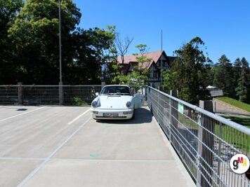 Weißer Porsche 911 auf einer Brücke während der ADAC Oldtimerfahrt Hessen-Thüringen, Fachwerkhaus im Hintergrund