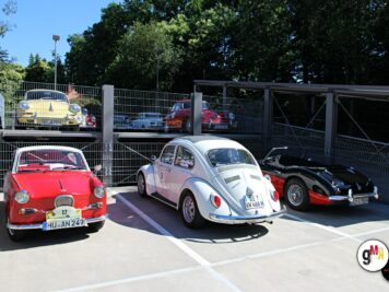 Rotes Coupé und weißer Käfer mit weiteren Oldtimern auf Stellplatz bei der ADAC Oldtimerfahrt Hessen-Thüringen