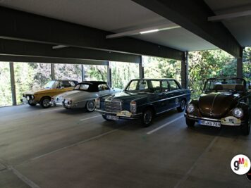 Vier Oldtimer-Limousinen unterschiedlicher Jahrzehnte in einer modernen Halle während der ADAC Oldtimerfahrt Hessen-Thüringen