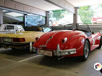Rotes Oldtimer-Cabrio und gelbe Oldtimer-Limousine in einer Parkgarage bei der ADAC Oldtimerfahrt Hessen-Thüringen