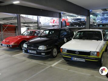 Drei Oldtimer-Fahrzeuge aus verschiedenen Jahrzehnten stehen nebeneinander in einer Hallenausstellung der ADAC Oldtimerfahrt Hessen-Thüringen