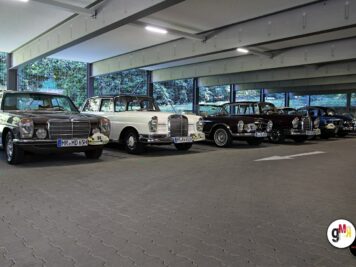 Mehrere Oldtimer-Limousinen in einer Parkgarage aufgereiht zur ADAC Oldtimerfahrt Hessen-Thüringen