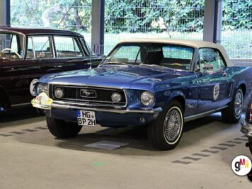Ford Mustang Cabrio in Blau mit Startnummer bei der ADAC Oldtimerfahrt Hessen-Thüringen, daneben weitere Oldtimer