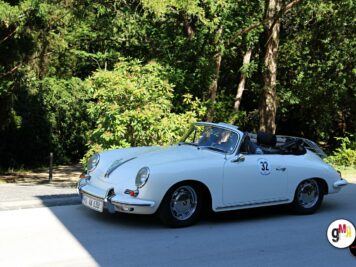 Hellblauer Oldtimer-Cabrio mit Rallyenummer steht unter Bäumen während der ADAC Oldtimerfahrt Hessen-Thüringen
