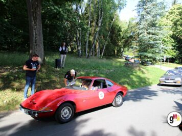Roter Opel GT mit Startnummer bei der ADAC Oldtimerfahrt Hessen-Thüringen, Besucher und weitere Oldtimer im Park
