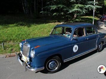 Blauer Mercedes-Benz Oldtimer-Limousine mit Startnummer 14 bei der ADAC Oldtimerfahrt Hessen-Thüringen auf waldnaher Straße