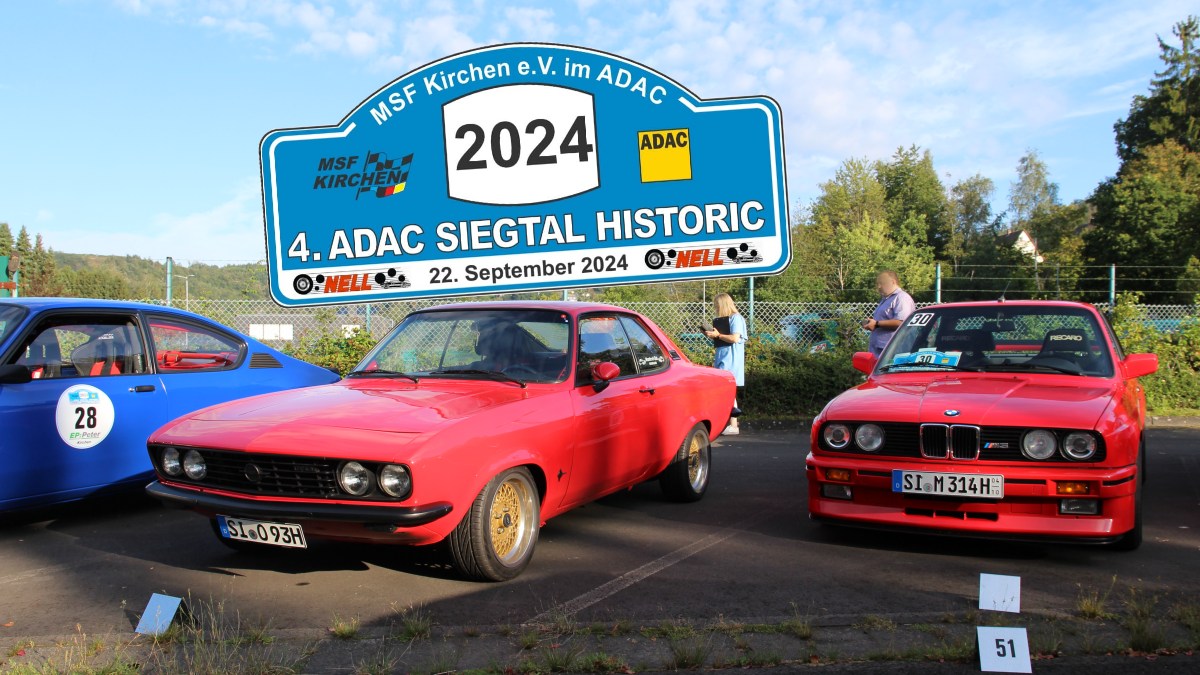 Drei Oldtimer-Sportwagenl auf Parkplatz vor Schild der 4. ADAC Siegtal Historic Rallye am 22. September 2024