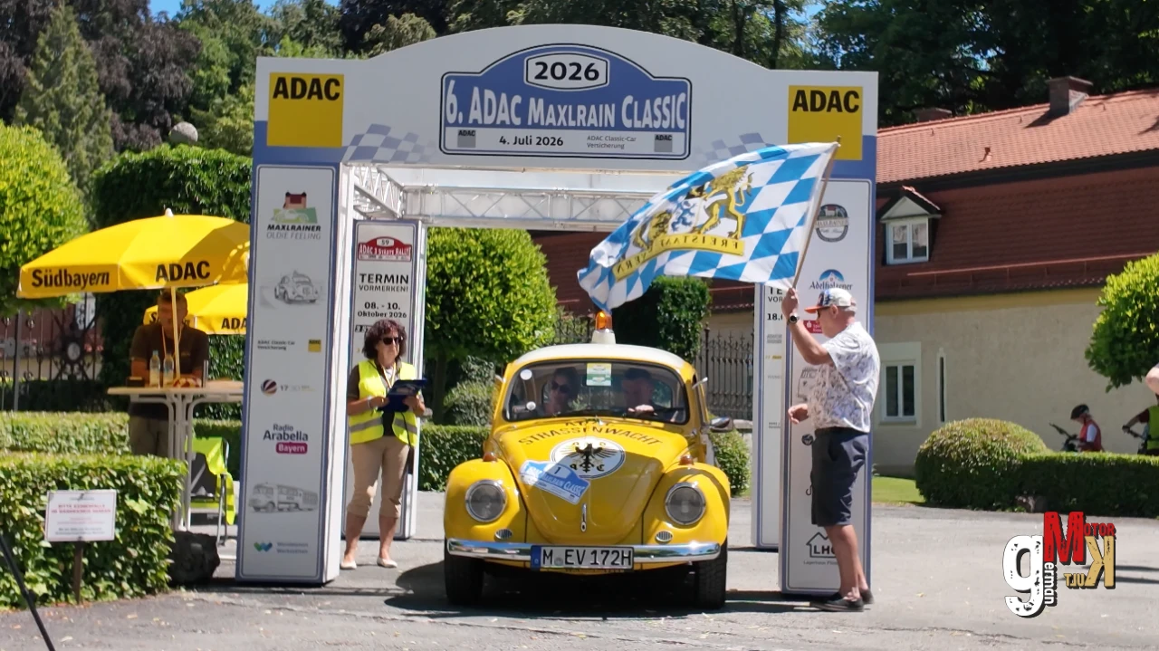 Gelber VW Käfer mit bayerischer Flagge passiert das Zieltor der ADAC Maxlrain Classic 2026 in Bayern