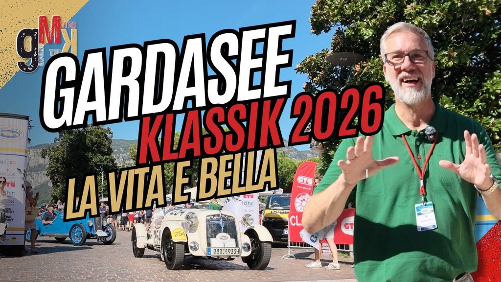 Moderator präsentiert die ADAC Gardasee Klassik 2026 mit Oldtimer-Rennwagen und Teilnehmern an italienischem Seeufer