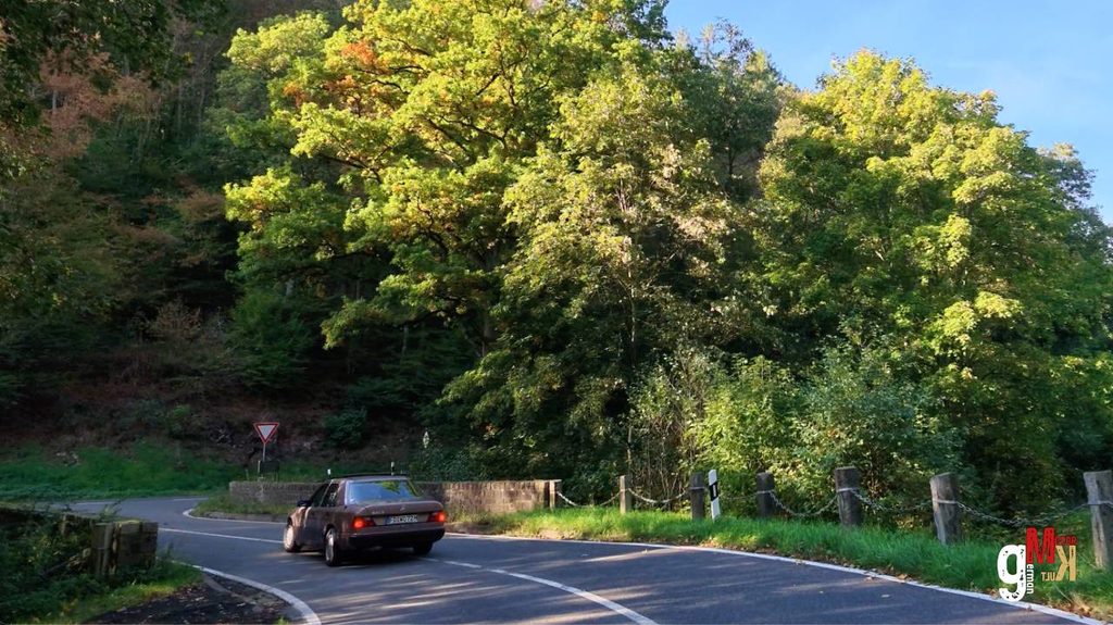 Oldtimer-Limousine auf Landstraße unter herbstlich gefärbten Bäumen während der Club Rallye Taunus