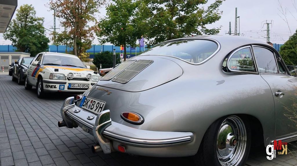 Silberner Oldtimer-Sportwagen und weitere Klassiker aufgereiht auf gepflastertem Platz zur Club Rallye Taunus